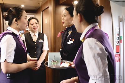 空鐵聯動，溫情互通 東航空姐與上海“高姐”攜手打磨“真情服務”新標桿